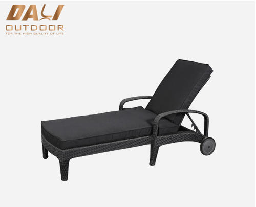 Rattan Lounge Chair with Wheels With Customized Cushions